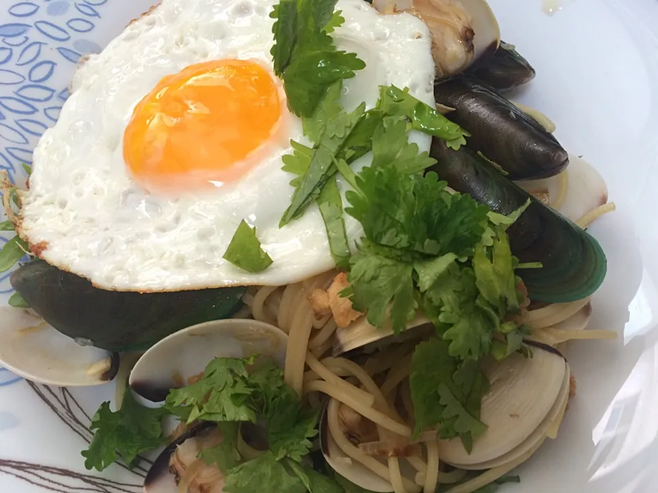 Mussels and clam vongole with baby kale and sunny side up egg|Ong Sor Fernさん