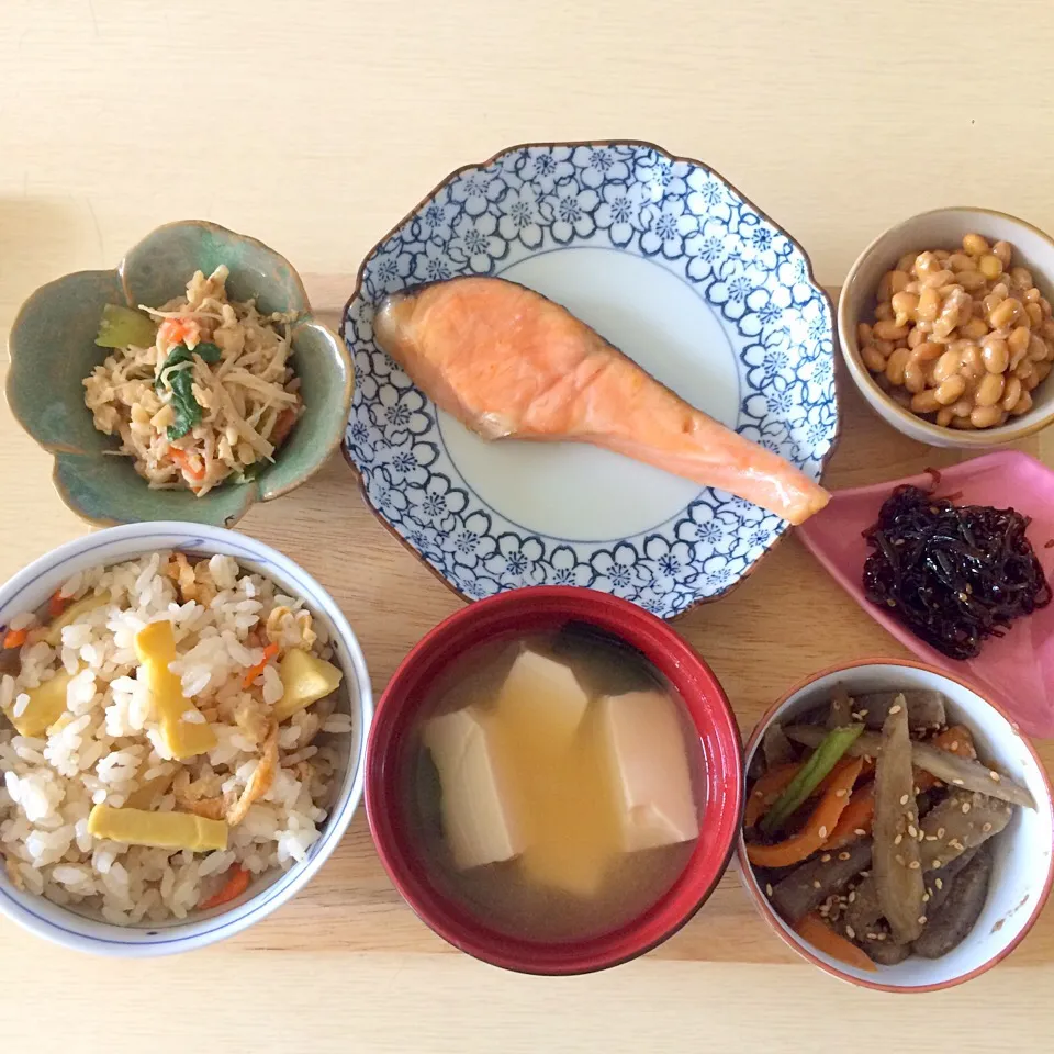 筍ご飯☆お味噌汁☆牛肉とごぼうの煮物☆昆布☆納豆☆鮭の塩焼き☆えのきとほうれん草の胡麻和え꒰*´∀`*꒱|とまこ(*^o^*)さん