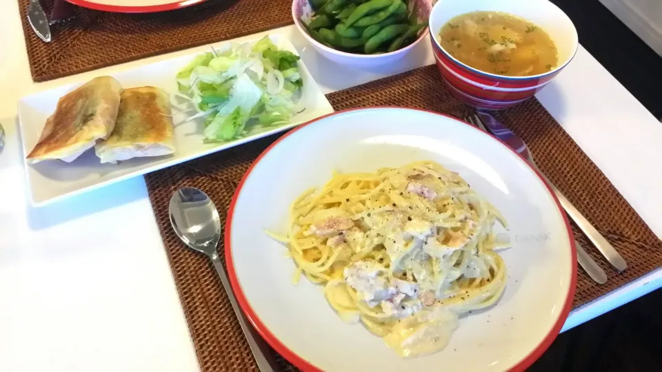 Snapdishの料理写真:今日の夕食　カルボナーラ、トマトの春巻き、玉ねぎと卵白のコンソメスープ、枝豆|pinknari🐰🌈さん