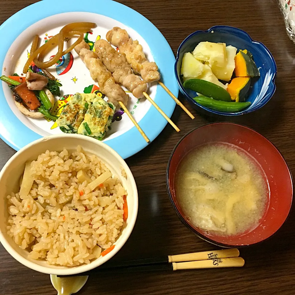 小学3の息子ご飯
☆たけのこご飯
☆つわのきんぴら
☆ニラ玉
☆イカとチンゲン菜の中華炒め
☆焼き鳥
☆温野菜サラダ|Chiharu Nagataさん