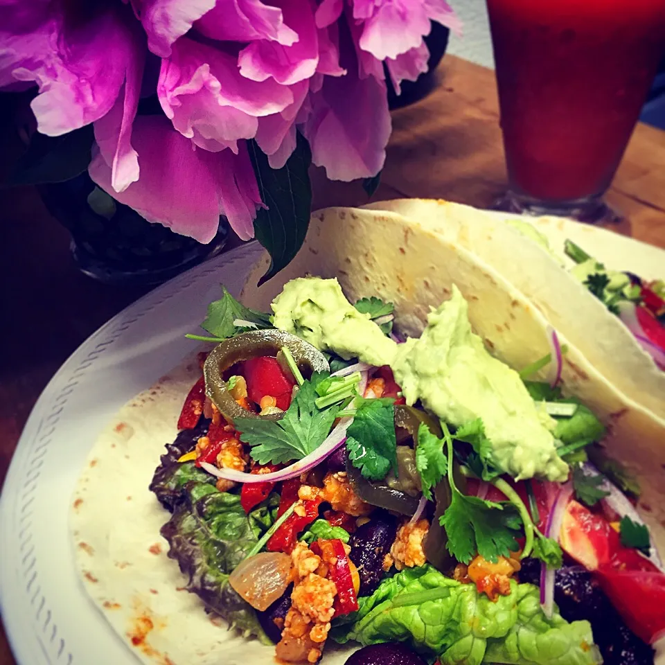 frozen strawberry margarita🍓🍹with chicken tacos 🌯🌶🌯🍅|tayukoさん