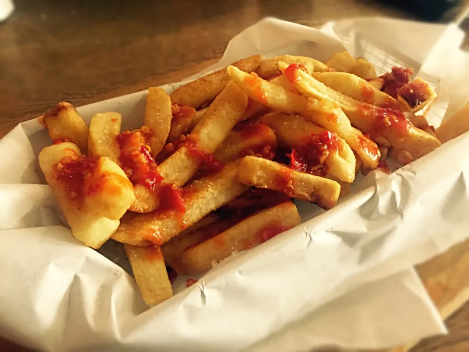 Fries with chili garlic sauce|Sergio Lacuevaさん