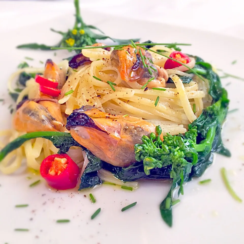 Linguine with Mussels & Turnip greens|laura giardinaさん