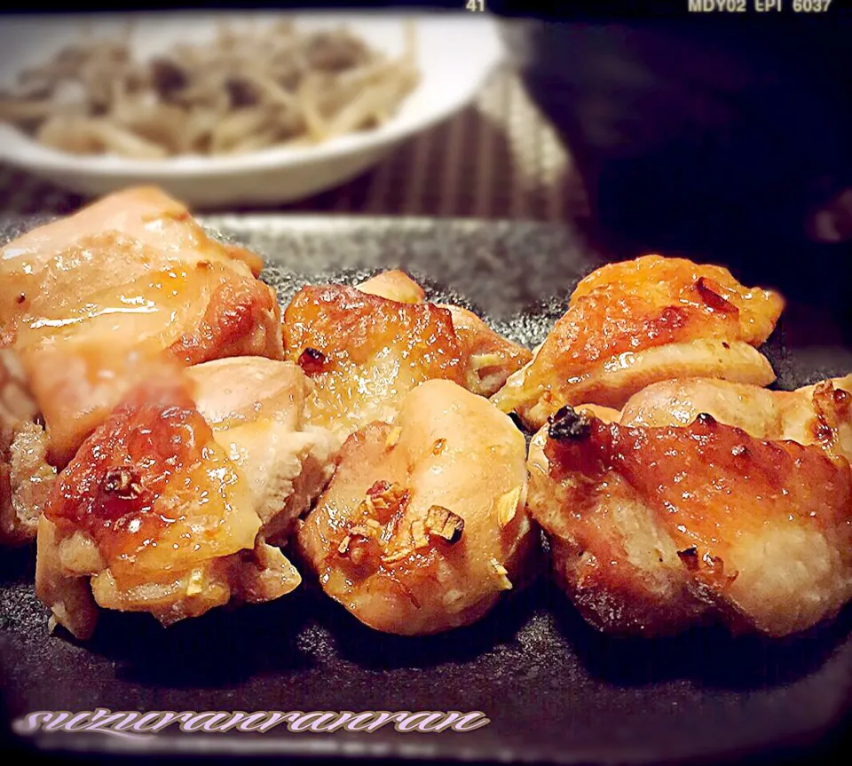 Junさんの料理 グリルで簡単焼き鳥🐓オイスターソースとニンニクのみじん切りを和えて焼くだけ♬*゜|すずらんさん