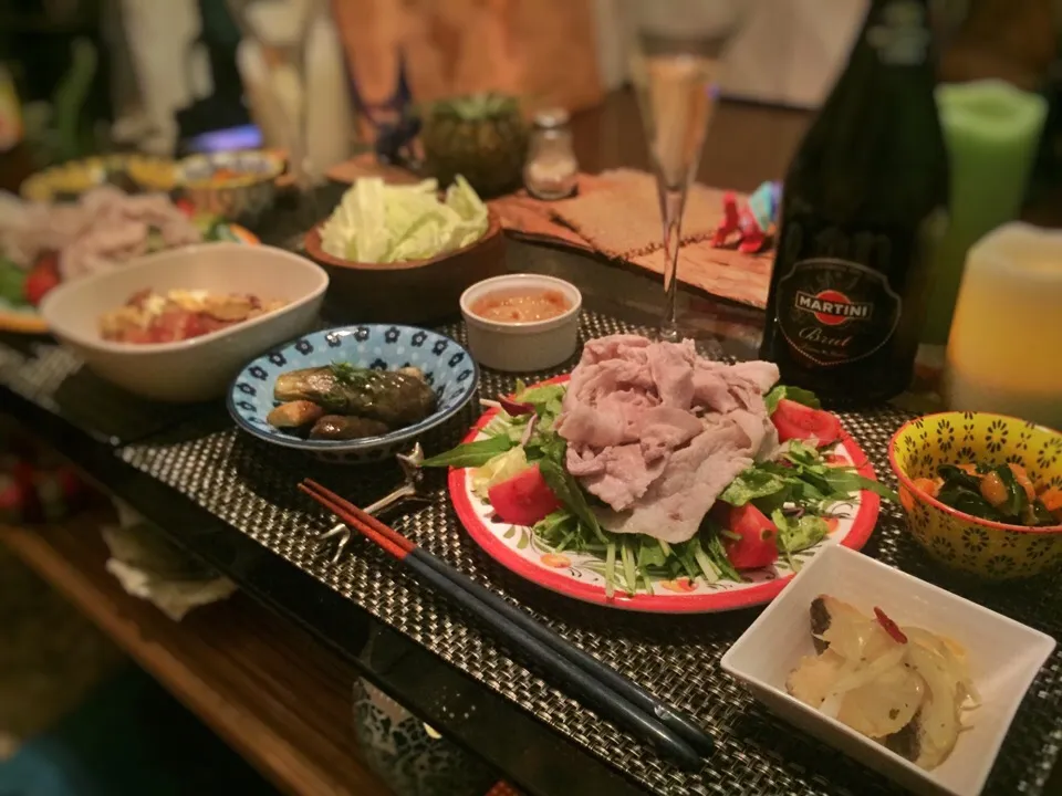 冷しゃぶ始めました🌻💕
Dinner menu*キャベツと胡麻味噌／茄子の煮浸し／ほうれん草となめこの和え物／鱈のマリネ／冷しゃぶサラダ
#homeparty|なつこさん