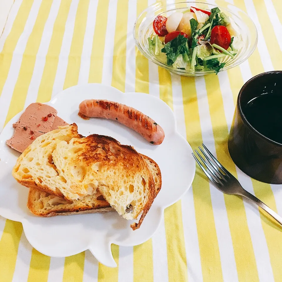 朝ごはん。
塩レモンで作るドレッシング、今日はワインビネガーとオリーブオイル。
チーズとほうれん草のウインナー、レバーペースト、パン。|yukko7740さん