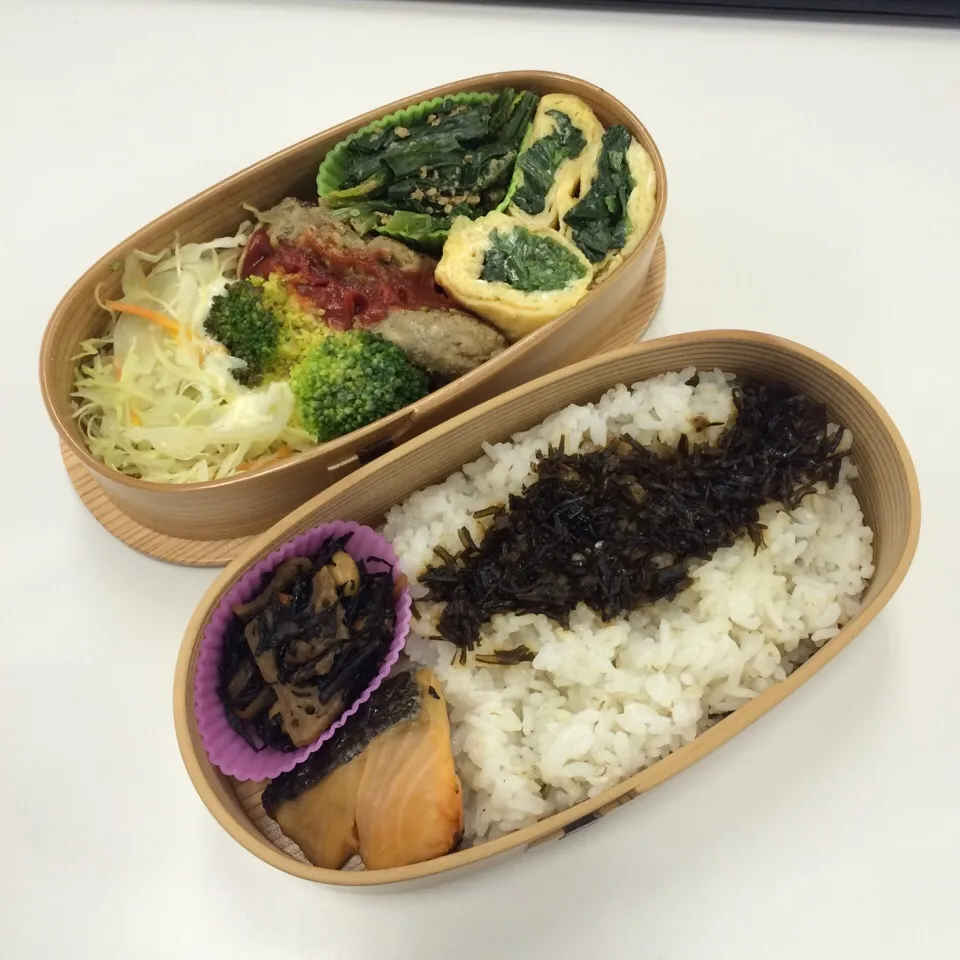 弁当（ハンバーグ、ほうれん草玉子焼き、ほうれん草胡麻和え、サラダ、ひじき、塩鮭焼き、昆布）|SasaMasa213さん