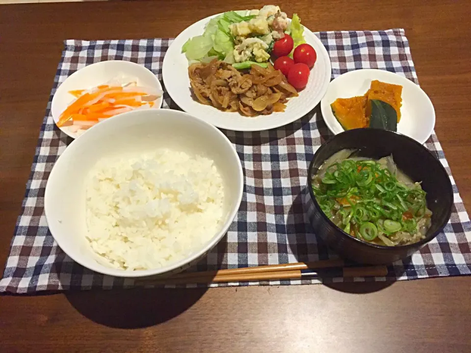 作り置きごはーん♡豚の生姜焼き、ポテトサラダ、生野菜サラダ、人参と大根の酢の物、かぼちゃの煮付け、具沢山味噌汁、白ご飯(オクノ作、タロウ盛り付け)|未来さん