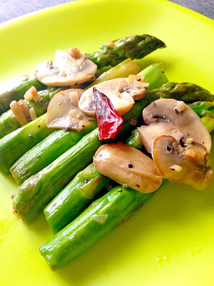 Sautéed spring asparagus and mushroom|Rasayi723さん