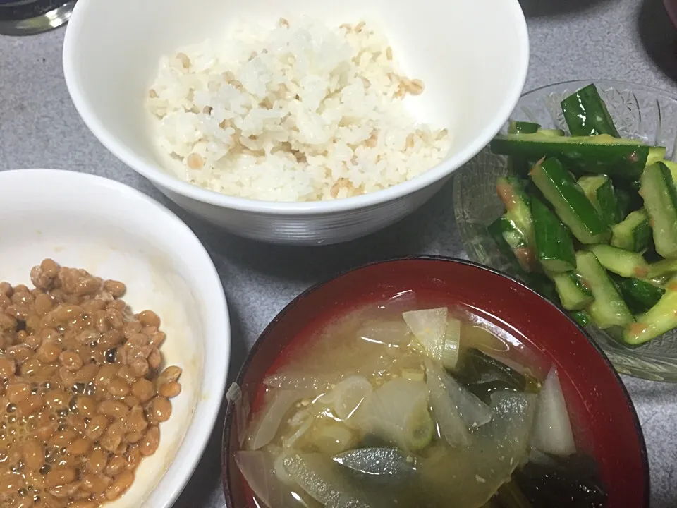 Snapdishの料理写真:麦飯、納豆、小松菜大根新玉ねぎ味噌汁、梅胡麻油鶏がらスープの素キュウリ|ms903さん