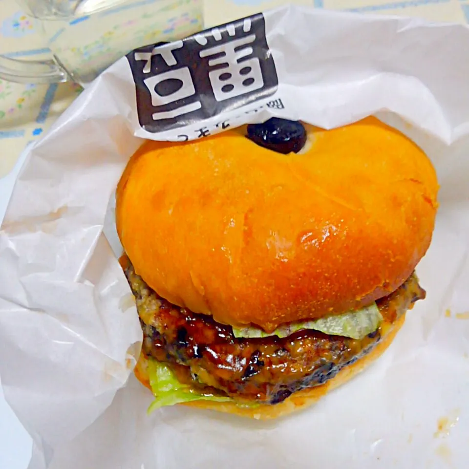 Snapdishの料理写真:キッチンくろまめの黒豆バーガー🍔|うたかた。さん