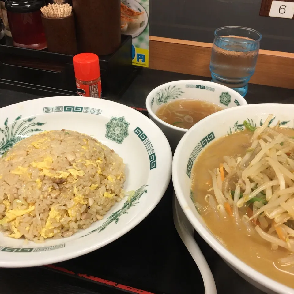 Snapdishの料理写真:味噌ラーメン大盛りとチャーハン|Hajime Sakaiさん