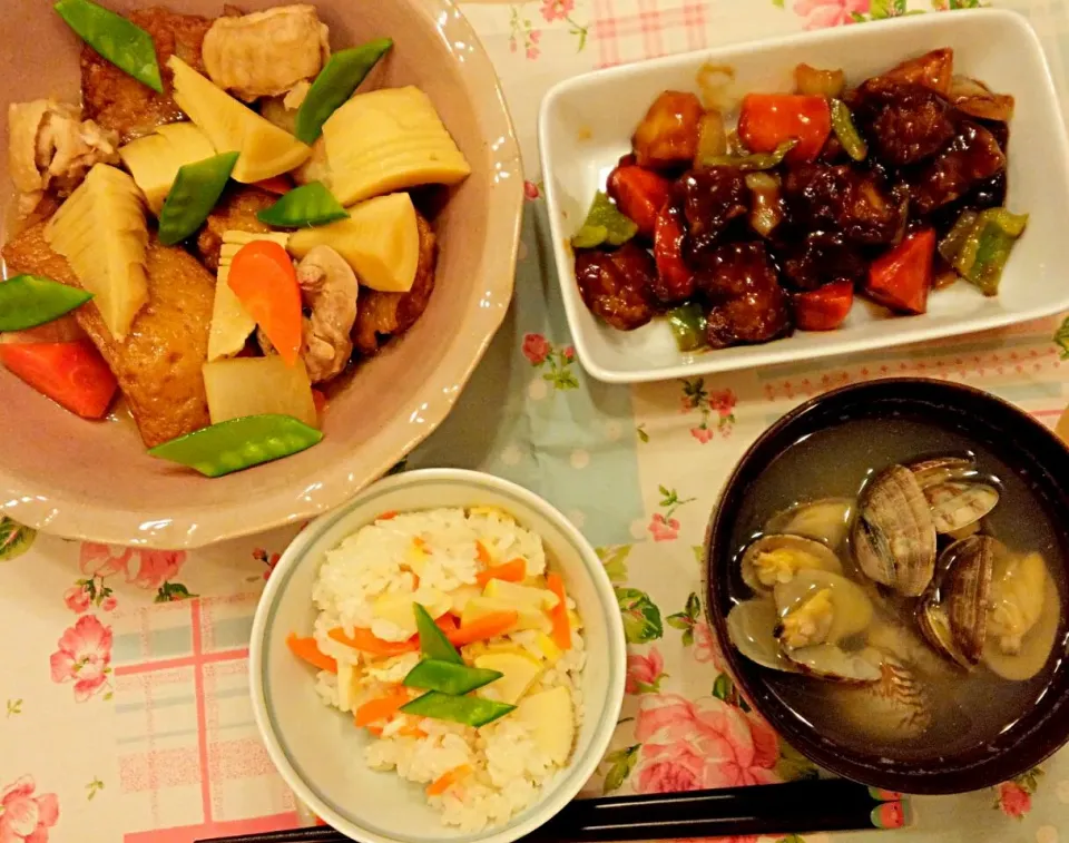 先日の
タケノコづくしの夕飯です

タケノコ炊き込み御飯
酢豚にタケノコ入り
タケノコと、野菜の煮物
あさりのお味噌汁|みいさん