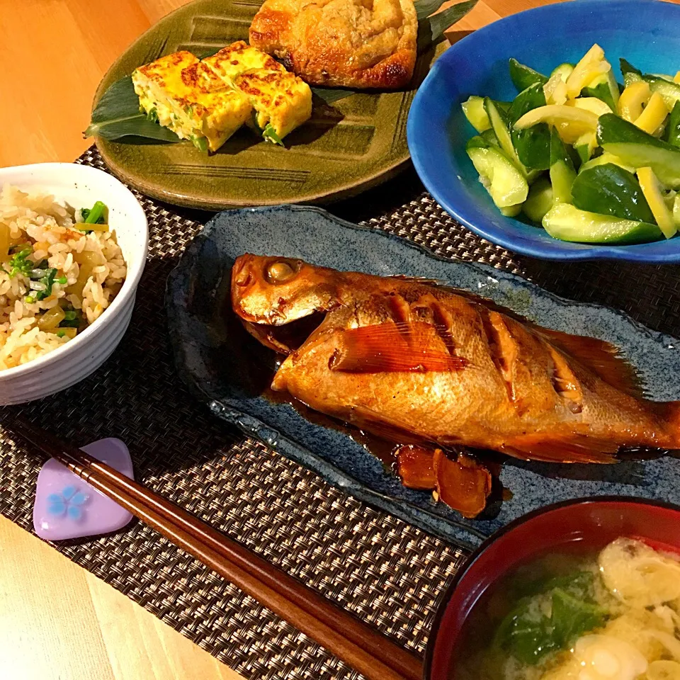 晩ごはん🍚

めばる煮付け
きゅうりの塩レモン和え
出し巻き卵
納豆油揚げ詰め焼
ふきごはん|ba.a.ba_キッチンさん