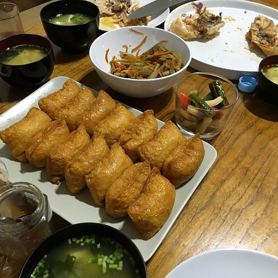 Snapdishの料理写真:お稲荷さん&すでに解体されてしまった鶏の丸焼き|seiko Oさん