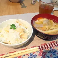 Snapdishの料理写真:筍ご飯 
豚汁|marie mochiさん