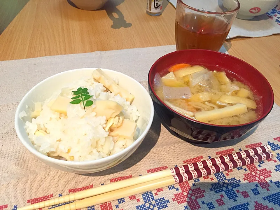 Snapdishの料理写真:筍ご飯 
豚汁|marie mochiさん