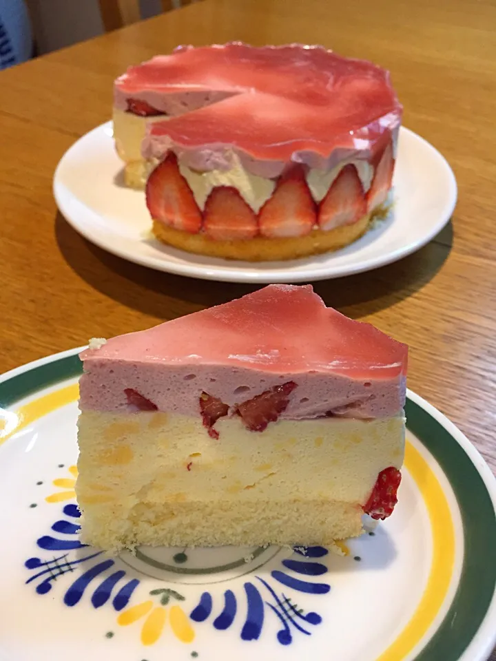 息子の誕生日ケーキで、作ったけど。
形が上手く出来なくて…出直します(-｡-;
でも味は美味しかったョ  
ガトーフレーズ🎂|まつださんさん