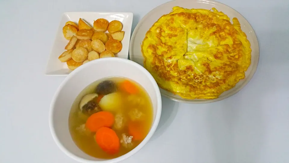 Simple dinner 😊 Cai Pu Omelette & Fried Fish cake with Minced Pork Soup with Potatoes Carrots Shitake Mushrooms💗|🌷lynnlicious🌷さん