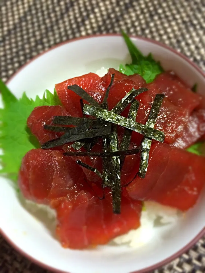 鮪の漬け丼〜♪娘に海苔切らせたら大雑把な性格がモロ出てたw|あまねこ🌿さん