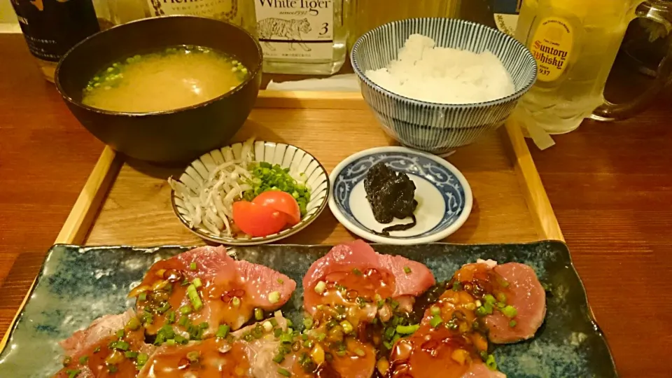 Snapdishの料理写真:【外食】オドモでニンニクソースがウマーな、マグロステーキ🍴|しずきさん