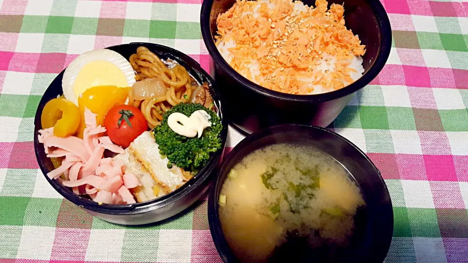 Snapdishの料理写真:お弁当。焼きそばと煮玉子とパプリカマリネと野菜フライとお味噌汁。|エリカさん