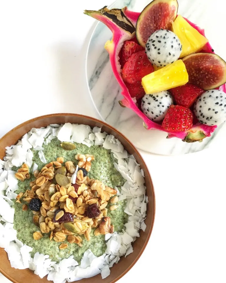 Matcha chia pudding with fresh fruits, homemade granola & coconut flakes|coxiella24さん