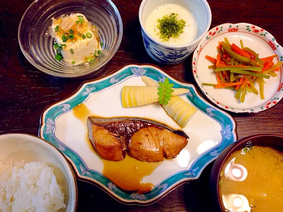 ブリの照り焼き
セロリと人参のキンピラ
冷奴、とろろ
竹の子の味噌汁|カドラさん