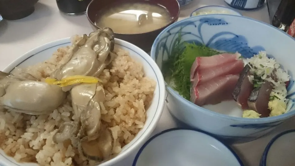 Snapdishの料理写真:鰹と寒鰤の刺身定食を牡蠣めしに変更して|サイファさん