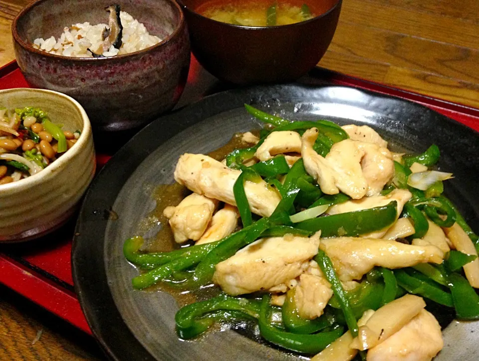 晩ごはん 鶏とピーマンのオイスターソース炒め 菜の花なめたけ納豆 椎茸佃煮の炊き込み御飯 エノキダケの味噌汁|ぽんたさん