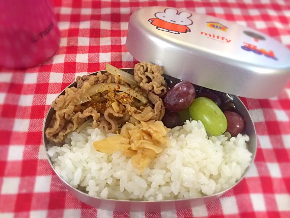 リメイク2分弁当。珍しくご飯多めで牛丼風！？お弁当箱の都合により、ツユダク無しで(笑)。|mikaさん