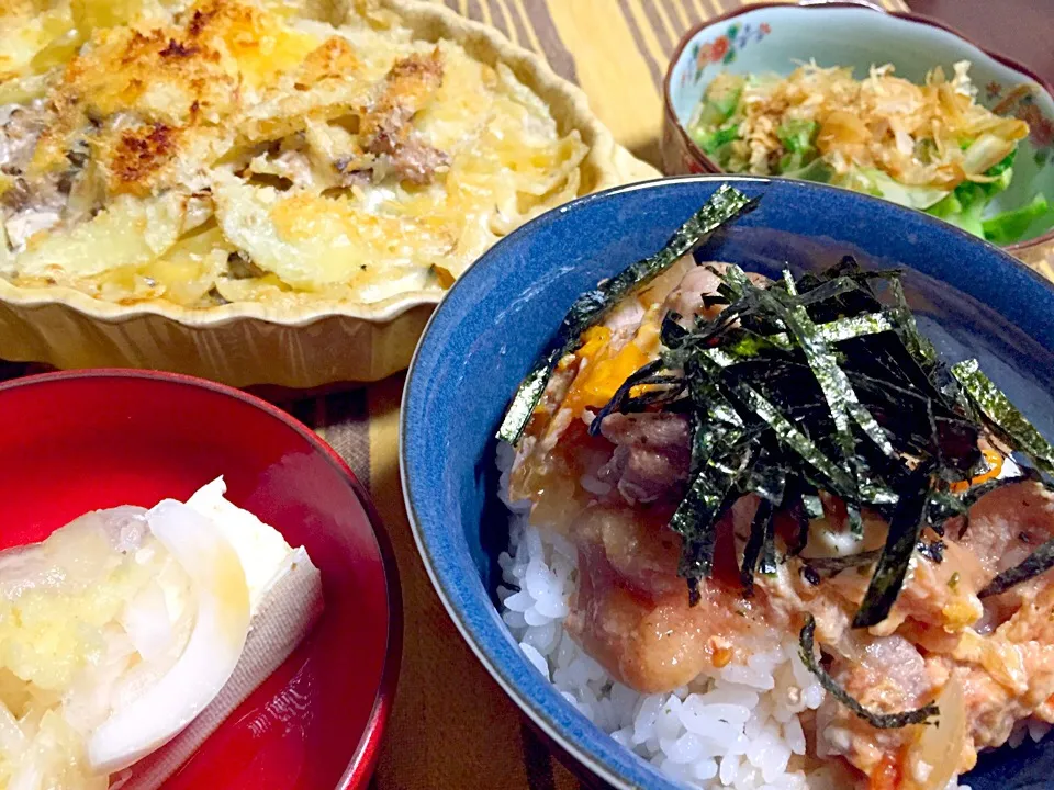 Snapdishの料理写真:トマトままこ丼・ポテト鯖缶チーズ焼き・ひややっこ・きゃべつおひたし|Yuko Kisoさん