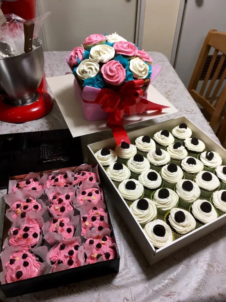 Chocolate cupcakes with cream cheese frosting ready to deliver 👍|Babyluv Cabrera Ocampoさん