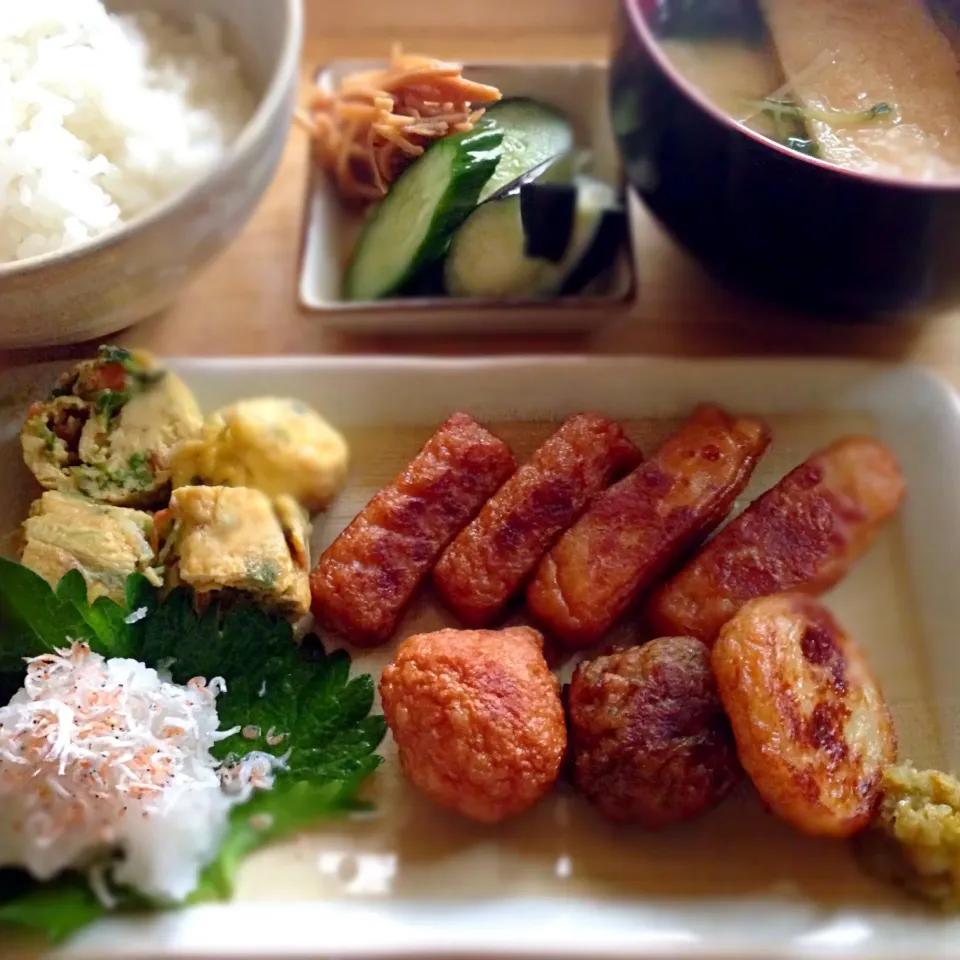 頂き物のコロコロ可愛い薩摩揚げで朝定食🌞豆苗と人参の出し巻き卵とジャコおろし。お汁代わりに水菜の煮浸しを添えて🍚|こなちゅんさん