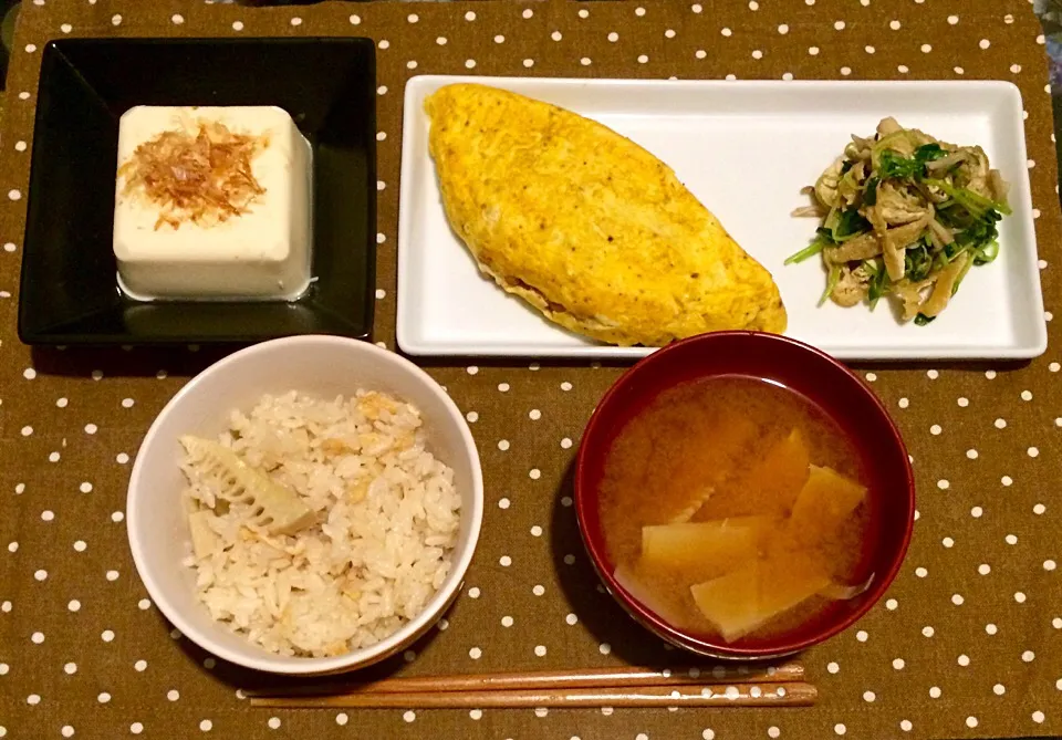 Snapdishの料理写真:梅塩鰹節の冷奴、納豆干しエビオムレツ、豆苗と舞茸とおあげのおひたし、筍ご飯、筍の姫皮のお味噌汁。|Snack PIYOさん