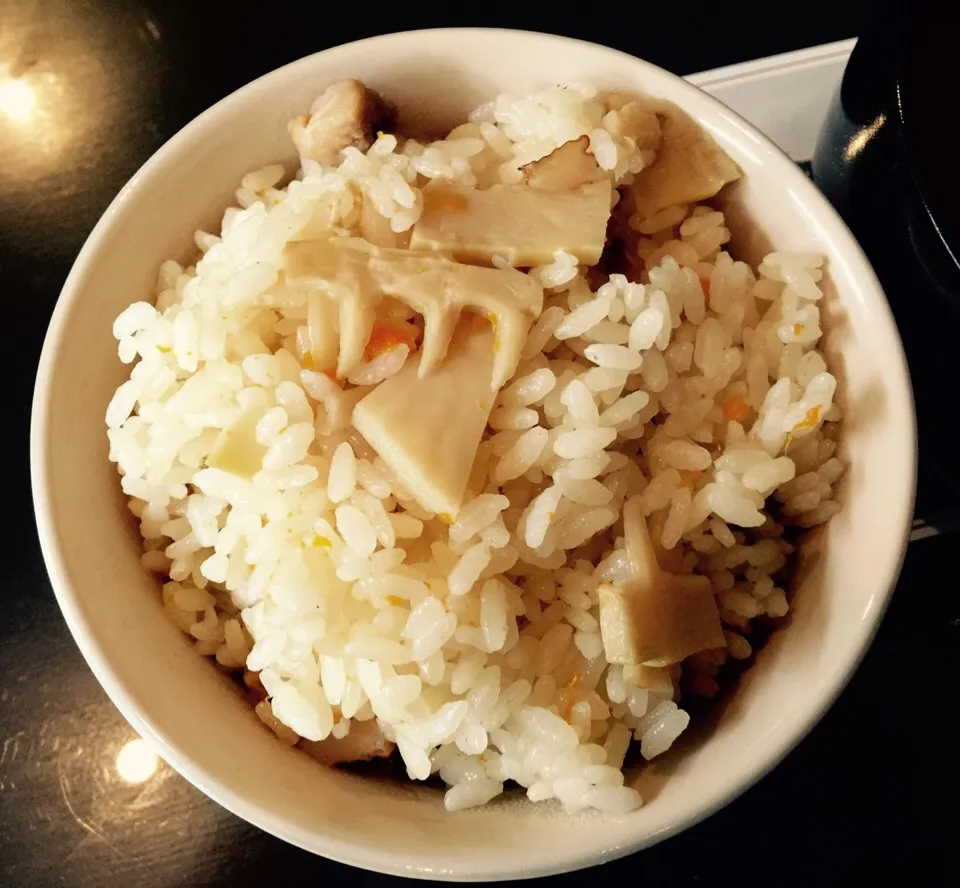 オカンのタケノコご飯🍚 朝獲れのタケノコで早速作って貰いました。美味しかった〜😍
ウチでは炊き込みご飯や混ぜご飯を「味ごはん」と言ってます😋|BUBUさん