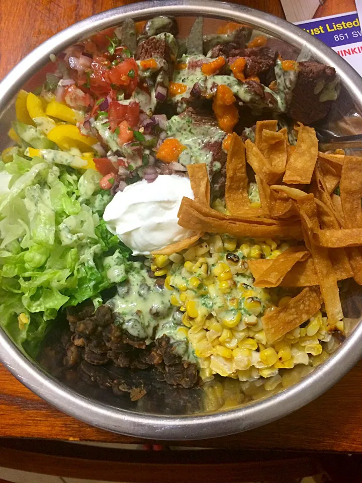 Steak Burrito Bowl w/ Yellow Rice, Black Beans, Grilled Corn, Pico De Gallo, Shredded Romaine, Bell Peppers, Crispy Tortilla Strips, &Grilled Sirloin.
Sauces: H|Milka Papricaさん