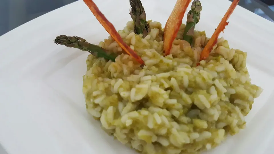 risotto with asparagus and parmesan baked chips|Li Jiaoさん