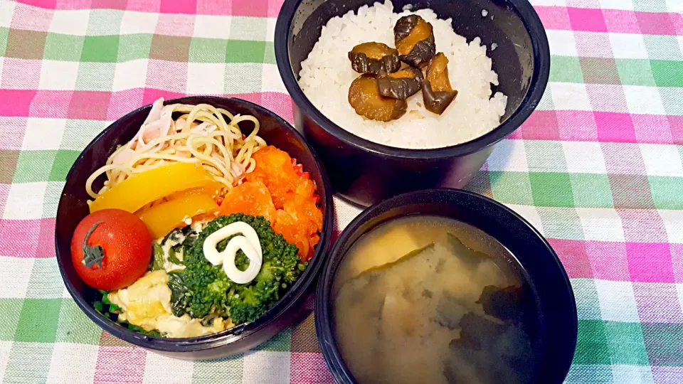 Snapdishの料理写真:お弁当。エビチリとほうれん草チーズ卵とサラダスパとパプリカマリネとお味噌汁。祝日なんて関係ないぜー|エリカさん