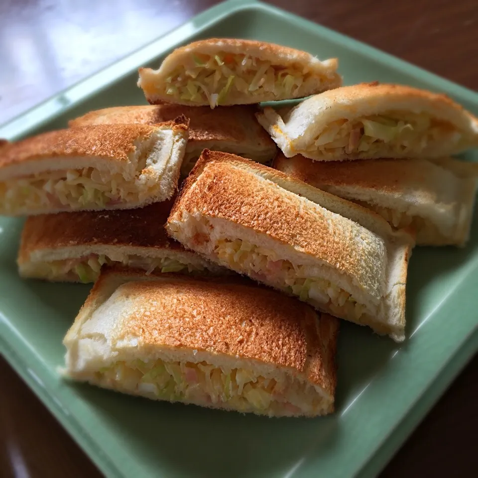 Snapdishの料理写真:休日のんびりブランチ
キャベツとたまごの焼きサンド|まるちゃんさん