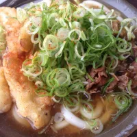 Snapdishの料理写真:牧のうどん最強の組合わせ✨
ごぼう天+肉〜〜常備のネギは山盛りでどうぞ‼️|てるぼーさん