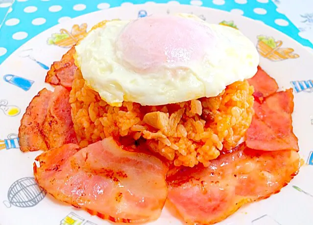 ベーコンと目玉焼きチケンオムライス - Bacon & fried egg on chicken Omurice 😋❤️✨|Liezlさん