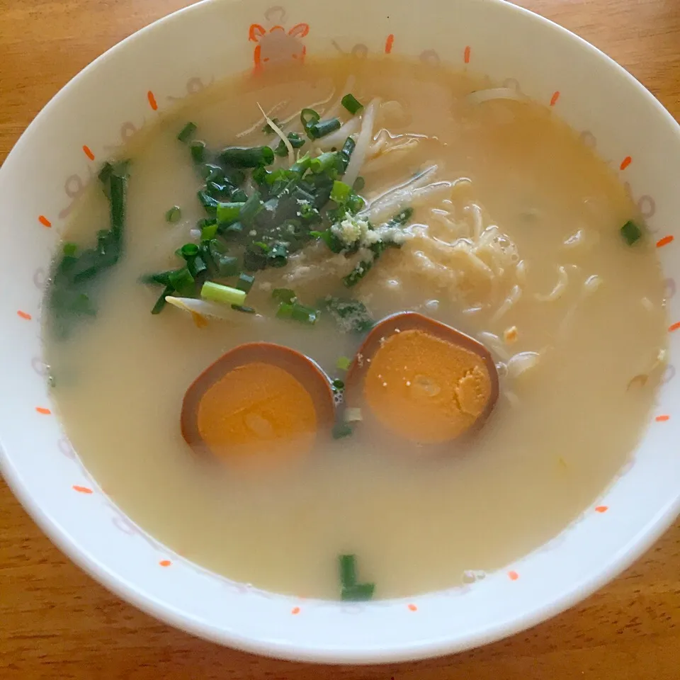 久々のラーメン！うまかっちゃんチーズとんこつ味作ってみました🎶|もえさん