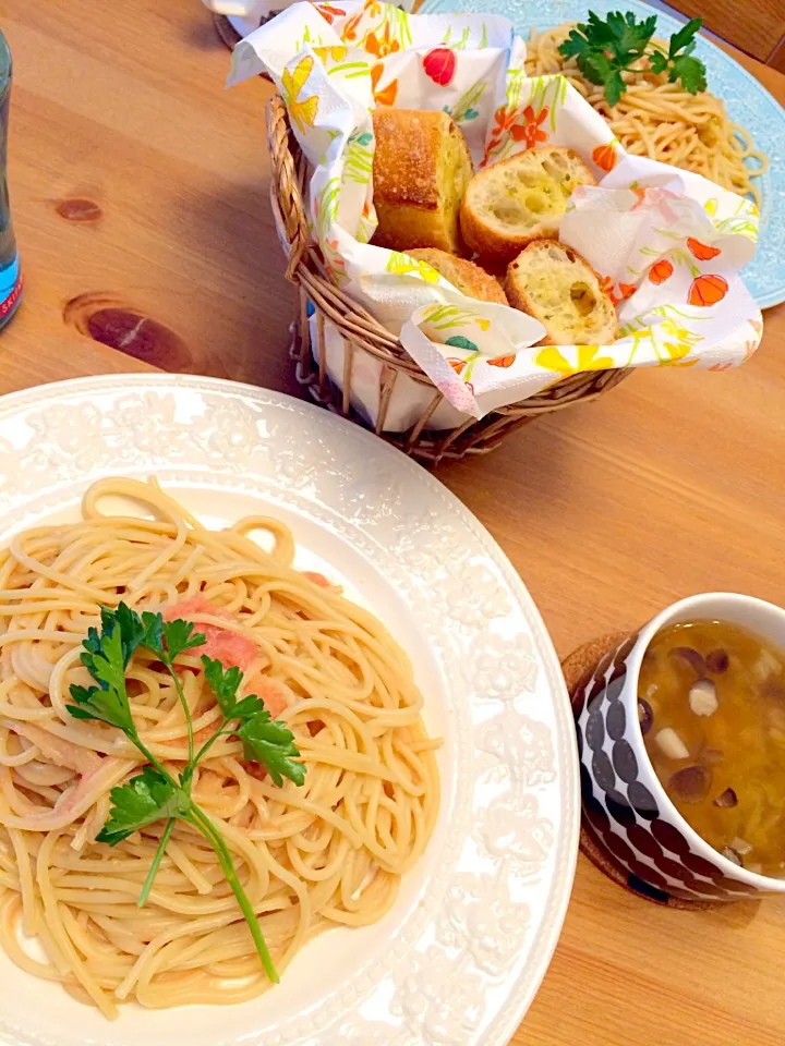 4月29日のお昼ご飯👨👩明太子パスタとガーリックトースト、コンソメスープ|Sanjiさん