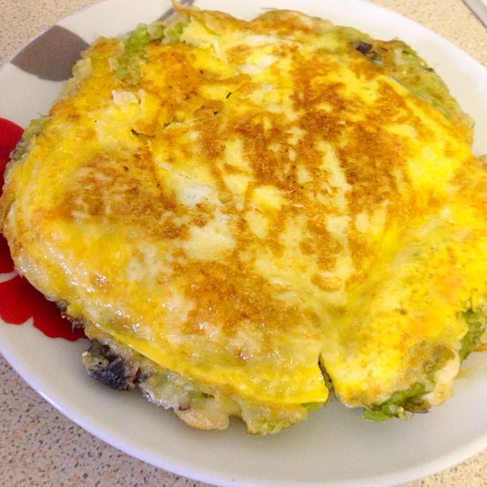 egg on top - lettuce and chicken pancake: Egg, lettuce, chicken thighs fillet, plain flour, water, soy sauce|Meeさん