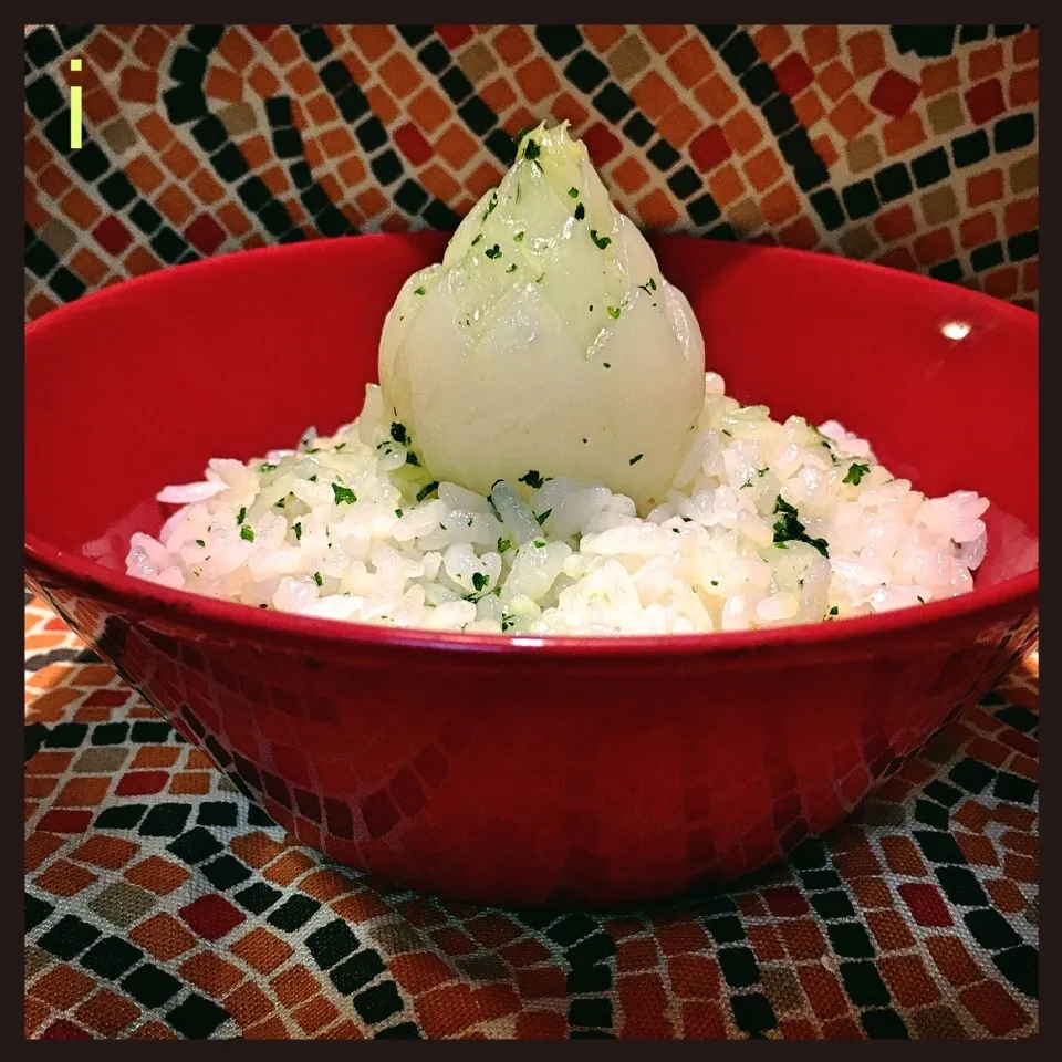 新玉ねぎごはん  👣シローさんのエスカルゴバターをトッピング【Fresh onion rice topped w/ garlic butter】|izoomさん