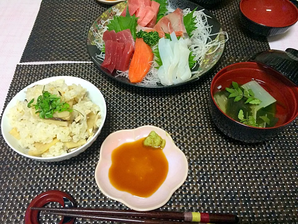 筍ご飯のお夕飯。姫皮部分はお吸い物で。木の芽の香りが食欲をそそります。😍美味しかったです。|ナタママさん