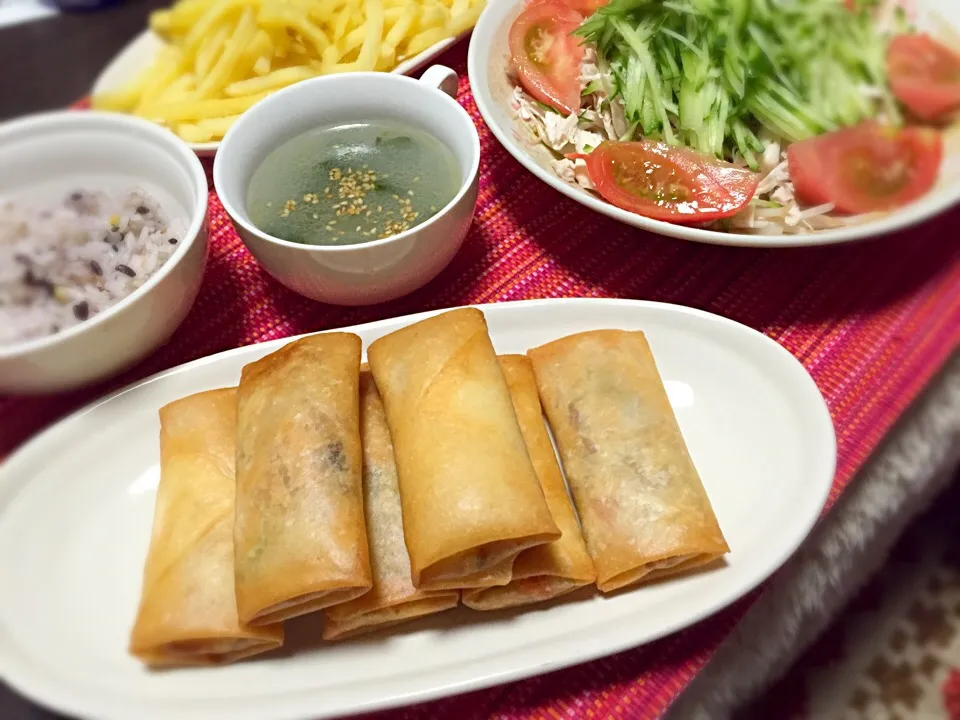 今日の夜ご飯！タケノコをたくさん頂いたので春巻きにたっぷり入れました！|たろすさん