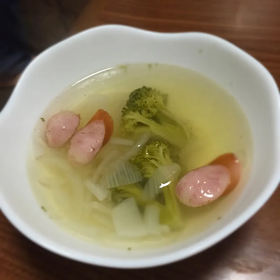 Snapdishの料理写真:新玉ねぎとブロッコリーのコンソメスープ|まるちゃんさん