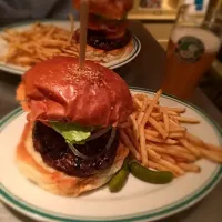 Snapdishの料理写真:定番のハンバーガーとクラフトビール、最高の組み合わせ|ずっちさん